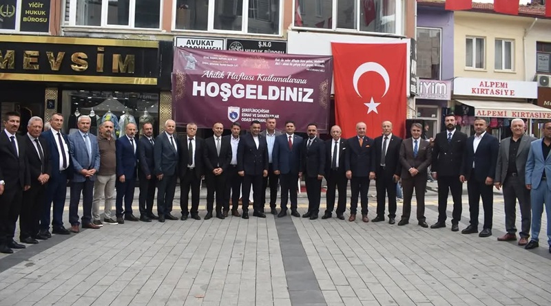 Ankara’nın Şereflikoçhisar ilçesinde Ahilik Haftası dolayısıyla düzenlenen etkinlikte mehteran, halk