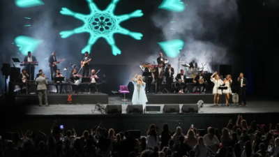 Seda Sayan, Paribu Vadi Açıkhava’da ilk kez sahne aldı. Yaklaşık