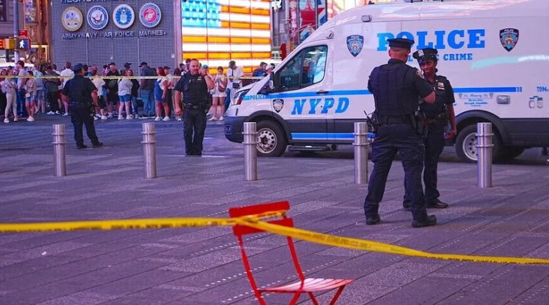 ABD’nin New York kentindeki Times Meydanı’nda iki kişiye bıçakla saldıran
