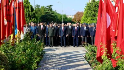 Konya’da 19 Eylül Gaziler Günü dolayısıyla düzenlenen programlarda Atatürk Anıtı’na