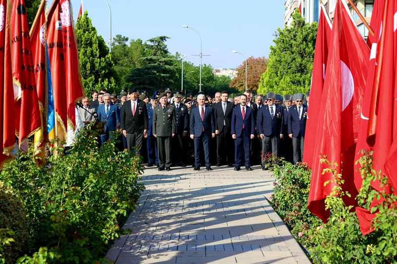 Konya’da 19 Eylül Gaziler Günü dolayısıyla düzenlenen programlarda Atatürk Anıtı’na