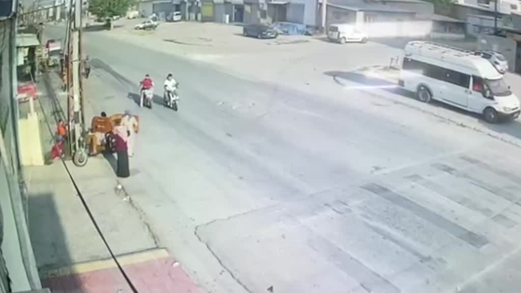Adana’nın merkez Yüreğir ilçesinde iki motosikletin çarpışması sonucu anne ve