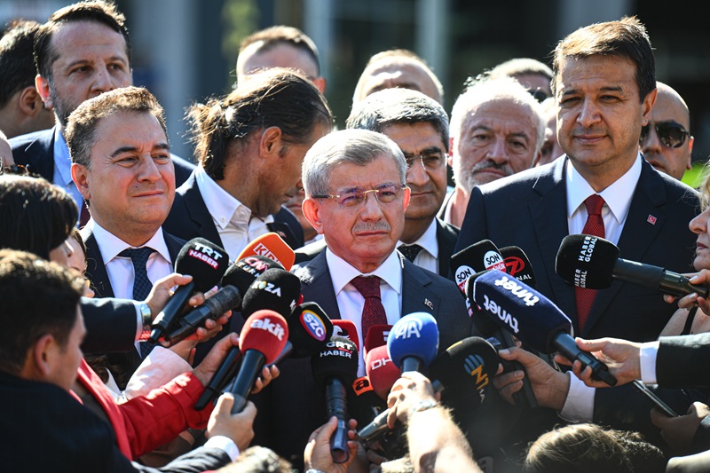 Ahmet Davutoğlu, sosyal medya paylaşımları nedeniyle hakkında yürütülen “Cumhurbaşkanına hakaret”