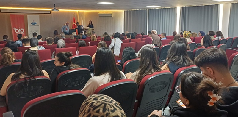 Aksaray Üniversitesinde, 1 Eylül Dünya Barış Günü kapsamında “Yıkıntılar Arasında
