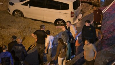 Ankara’da akşam saatlerinde etkili olan gök gürültülü sağanak hayatı olumsuz