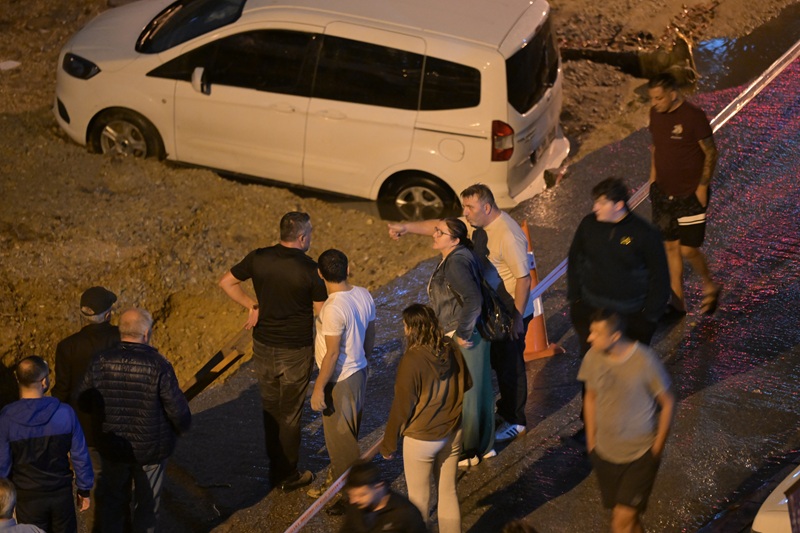 Ankara’da akşam saatlerinde etkili olan gök gürültülü sağanak hayatı olumsuz