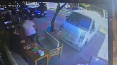 Antalya’nın Manavgat ilçesinde kontrolden çıkan kamyonetin yol kenarındaki kafeye çarpması