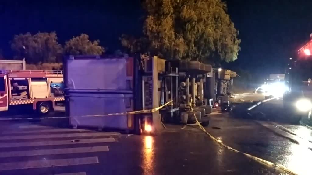 Antalya’nın Manavgat ilçesinde kontrolden çıkan tırın önce trafik ışıklarına, ardından