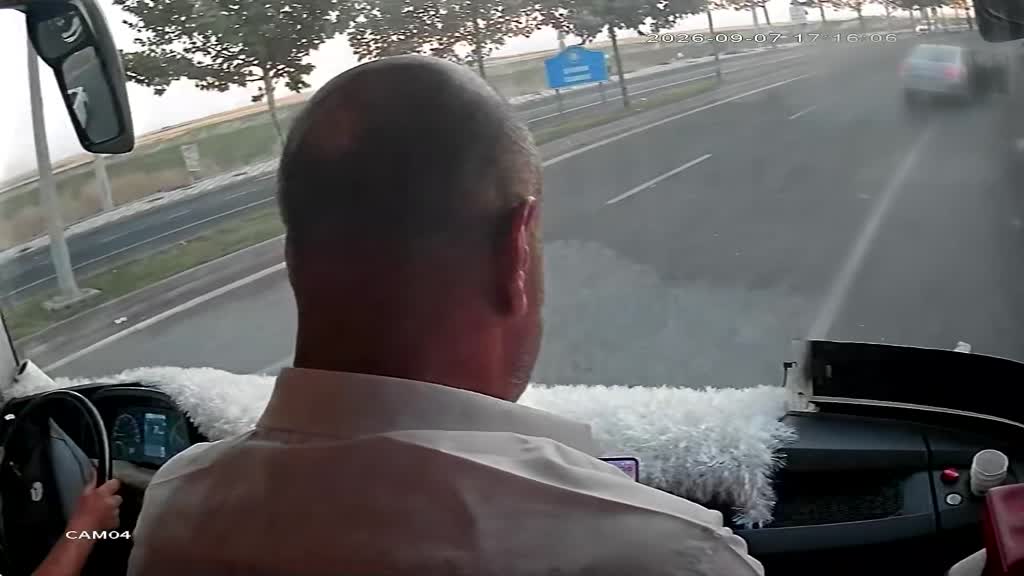 Diyarbakır’ın Bağlar ilçesinde kontrolden çıkan otomobilin kaldırımda yürüyen anne ile