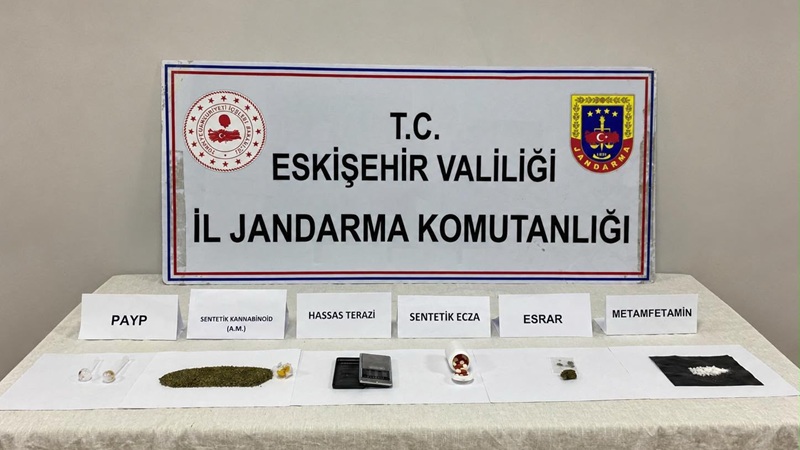 Eskişehir’in Odunpazarı ilçesinde jandarma ekiplerinin düzenlediği uyuşturucu operasyonunda sentetik uyuşturucu,