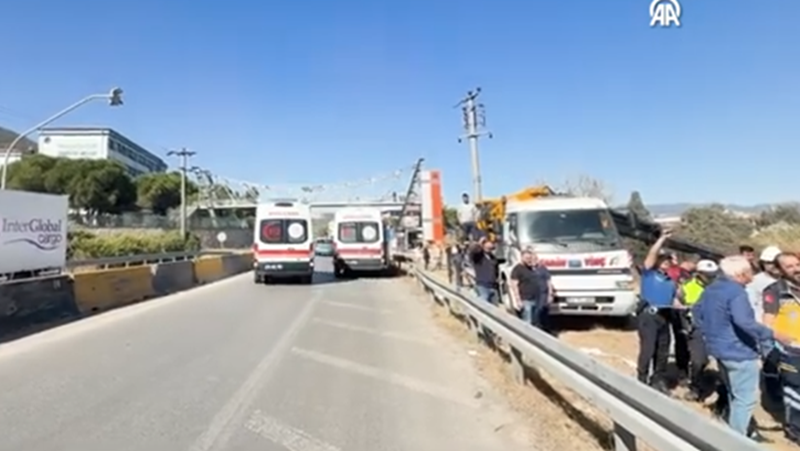 İzmir’in Kemalpaşa ilçesinde sürücüsünün direksiyon hakimiyetini kaybettiği otomobil Nif Çayı’na