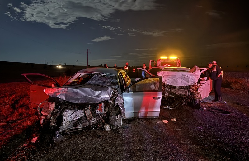 Karaman’da iki otomobilin çarpışması sonucu meydana gelen trafik kazasında 2