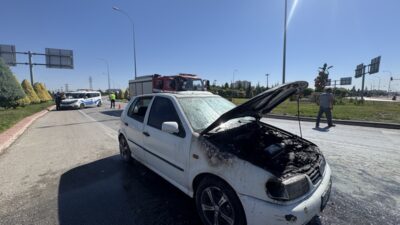 Karaman’da seyir halindeyken motor kısmından yangın çıkan otomobilde maddi hasar