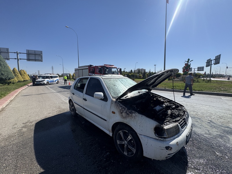 Karaman’da seyir halindeyken motor kısmından yangın çıkan otomobilde maddi hasar