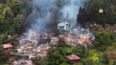 Kastamonu’nun İnebolu ilçesine bağlı Deresökü köyünde çıkan yangın, çok sayıda