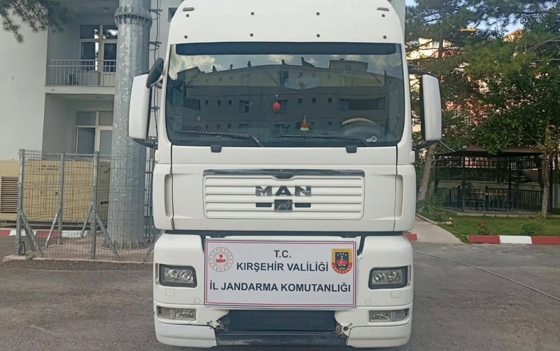 Kırşehir-Kayseri kara yolunda jandarma ekiplerince yapılan trafik denetiminde durdurulan bir