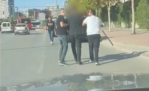 Konya’nın Meram ilçesinde trafikte elinde sopayla başka bir araç sürücüsüne