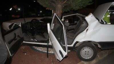 Konya’nın Beyşehir ilçesinde kontrolden çıkan otomobilin refüjdeki ağaca çarpması sonucu