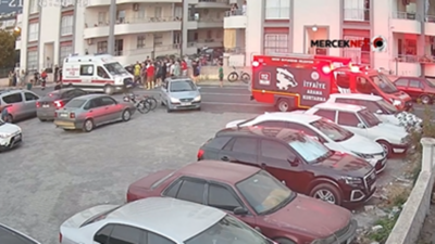 Hatay’ın Payas ilçesinde otoparktan geri manevrayla çıkan otomobilin altında kalan