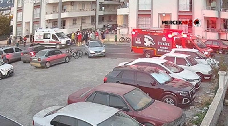 Hatay’ın Payas ilçesinde otoparktan geri manevrayla çıkan otomobilin altında kalan