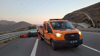 Niğde’nin Ulukışla ilçesinde otomobil, yol çalışması için emniyet şeridinde bulunan
