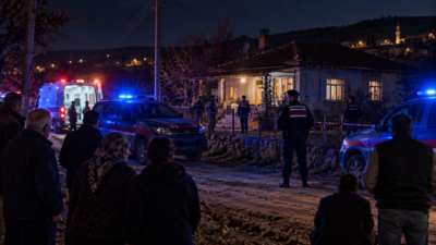 Osmaniye’nin Sumbas ilçesinde bir baba, evinde tartıştığı oğluna, gelinine ve