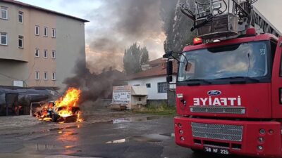 Sivas’ın Şarkışla ilçesinde park halindeki plakasız otomobilde henüz belirlenemeyen nedenle