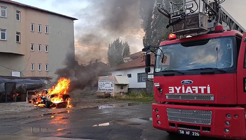 Sivas’ın Şarkışla ilçesinde park halindeki plakasız otomobilde henüz belirlenemeyen nedenle