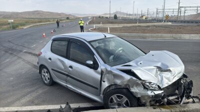 Sivas’ın Ulaş ilçesinde iki otomobilin çarpışması sonucu 5 kişi yaralandı.