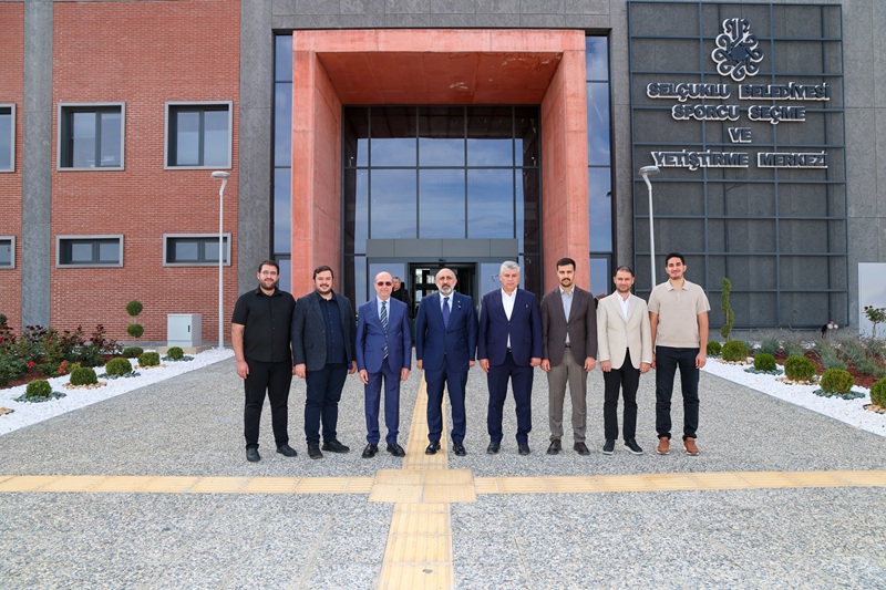Selçuklu Belediye Başkanı Ahmet Pekyatırmacı, “Türkiye Yüzyılı Buluşmaları” kapsamında Konya’da