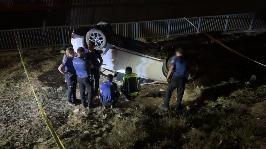 İstanbul’un Ümraniye ilçesinde kontrolden çıkarak şarampole devrilen otomobilin sürücüsü M.A.,