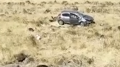 Şanlıurfa’nın Siverek ilçesinde kontrolden çıkarak şarampole devrilen otomobilde bulunan 2