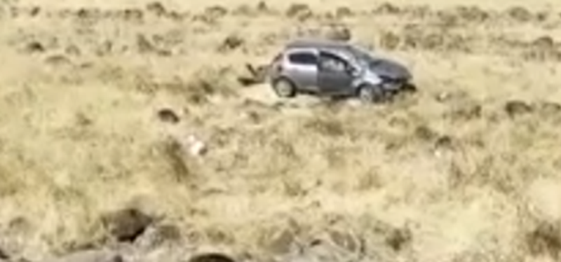 Şanlıurfa’nın Siverek ilçesinde kontrolden çıkarak şarampole devrilen otomobilde bulunan 2