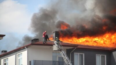 Konya’nın Beyşehir ilçesinde 5 katlı bir apartmanın çatısında izolasyon çalışması