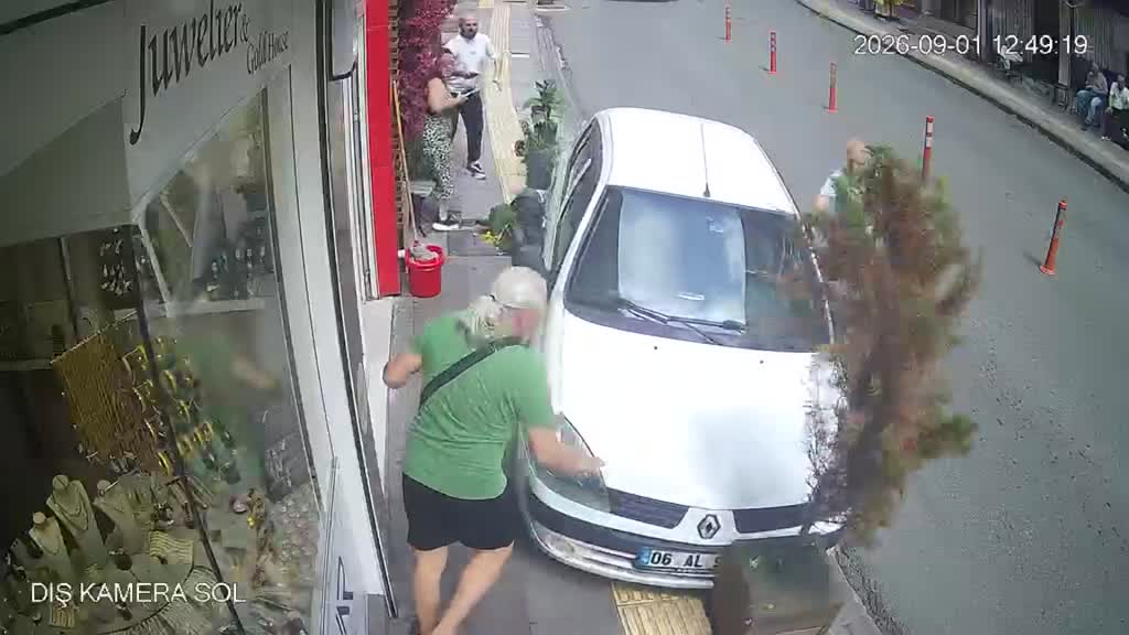 Giresun’da el freni çekilmeden park edilen otomobilin kendiliğinden hareket ederek