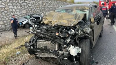 Çorum’un Alaca ilçesinde iki otomobilin çarpışması sonucu meydana gelen trafik
