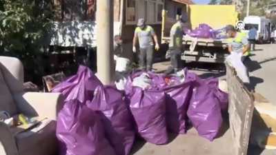 Antalya’nın Kepez ilçesinde kötü koku ihbarı üzerine ekiplerin temizlik yaptığı