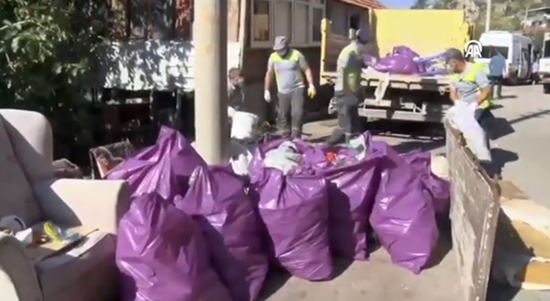 Antalya’nın Kepez ilçesinde kötü koku ihbarı üzerine ekiplerin temizlik yaptığı