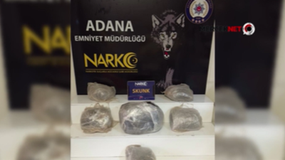 Adana’da polis ekiplerinin durdurduğu hafif ticari araçta narkotik köpeğiyle yapılan