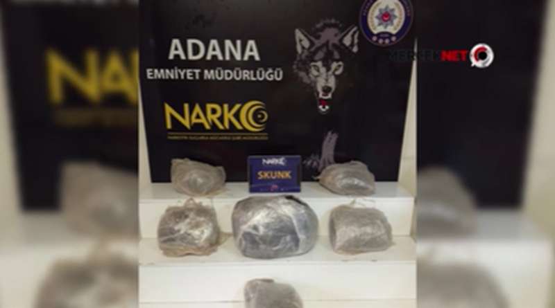 Adana’da polis ekiplerinin durdurduğu hafif ticari araçta narkotik köpeğiyle yapılan