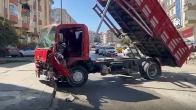 Ankara’nın Mamak ilçesinde kum yüklü kamyonetin freni boşaldı. Kontrolden çıkan