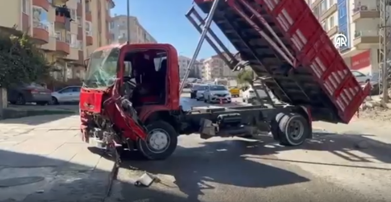 Ankara’nın Mamak ilçesinde kum yüklü kamyonetin freni boşaldı. Kontrolden çıkan