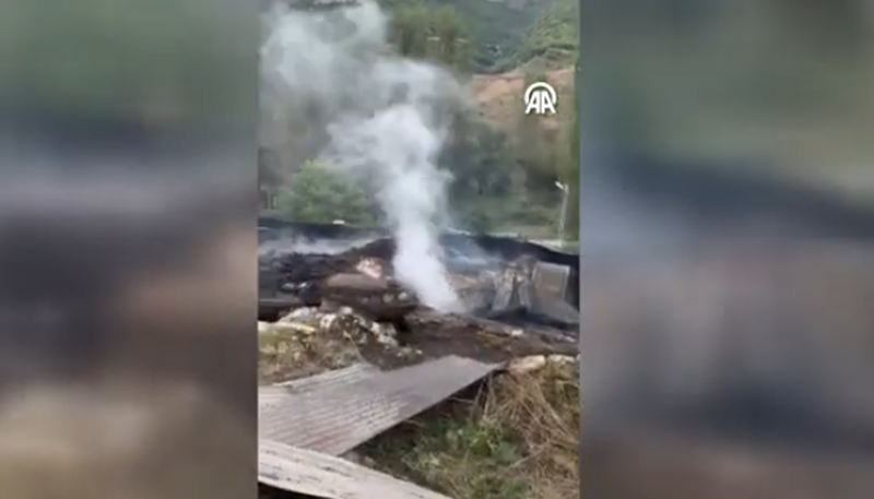 Bayburt’un Heybetepe köyünde bir evin çatısında çıkan yangın kısa sürede