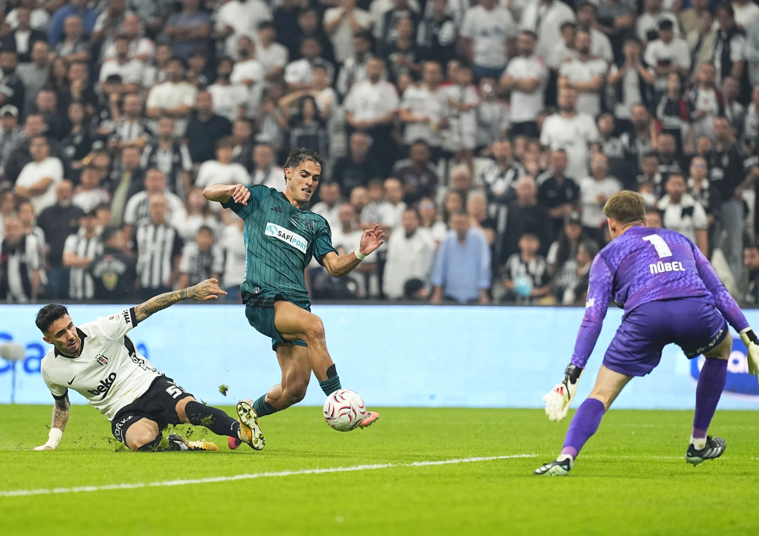 Trendyol Süper Lig'in 7. haftasında Beşiktaş, Tüpraş Stadyumu'nda konuk ettiği