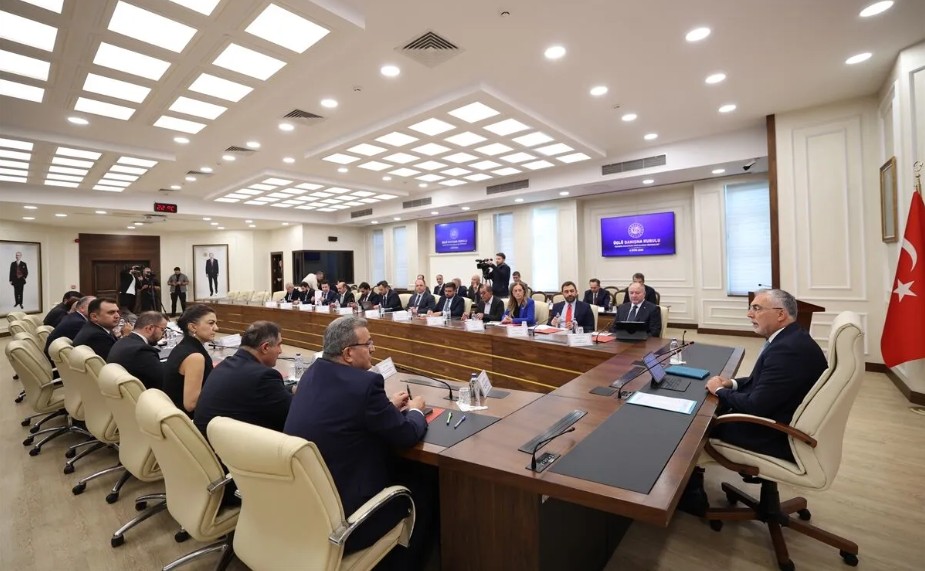 Çalışma ve Sosyal Güvenlik Bakanı Vedat Işıkhan başkanlığında toplanan Üçlü