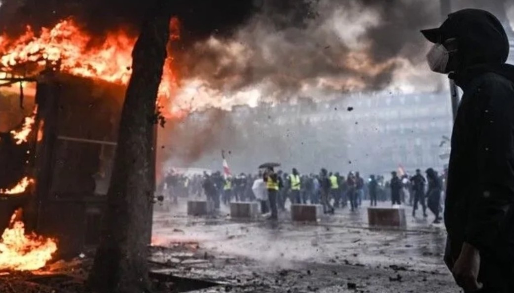 Fransa'da hayat pahalılığı ve eğitim koşullarına yönelik protestoların ülke genelinde