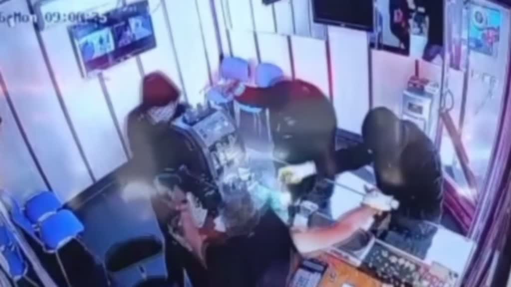 Gaziantep’in Şahinbey ilçesinde yüzleri maskeli 3 şüpheli, sabah saatlerinde girdikleri