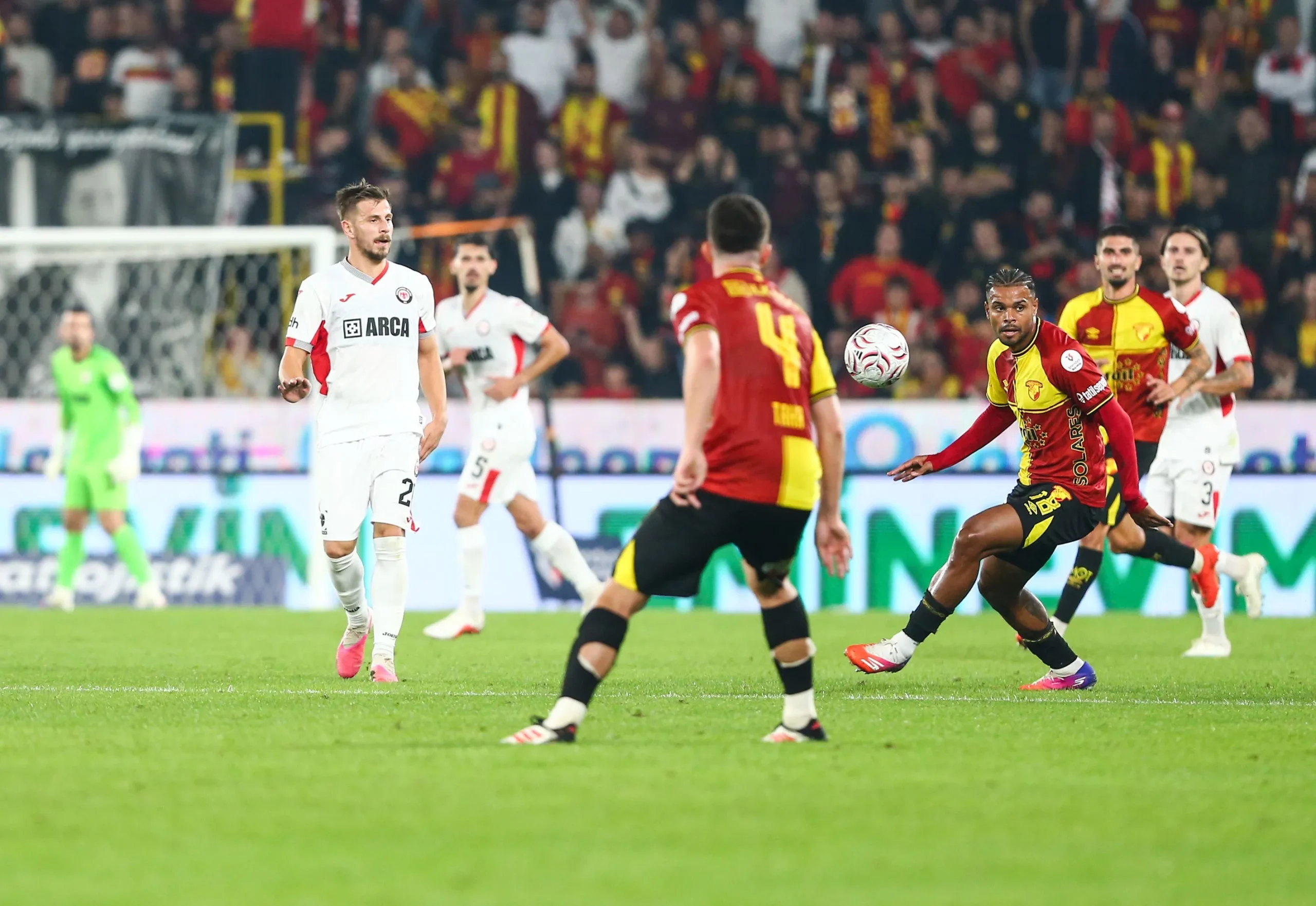 Trendyol Süper Lig'in 9. haftasında Göztepe, sahasında konuk ettiği Arca