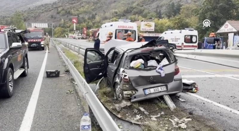 Gümüşhane'de kontrolden çıkarak bariyere çarpan otomobilde 1 kişi hayatını kaybetti,