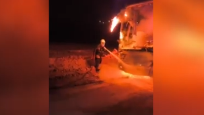 Hatay’ın Antakya ilçesinde seyir halindeki bir yolcu otobüsünün ön kısmında